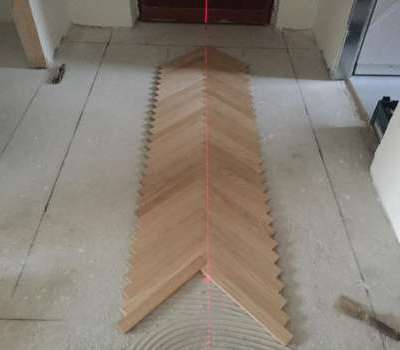 Posa e verniciatura parquet spinato in rovere